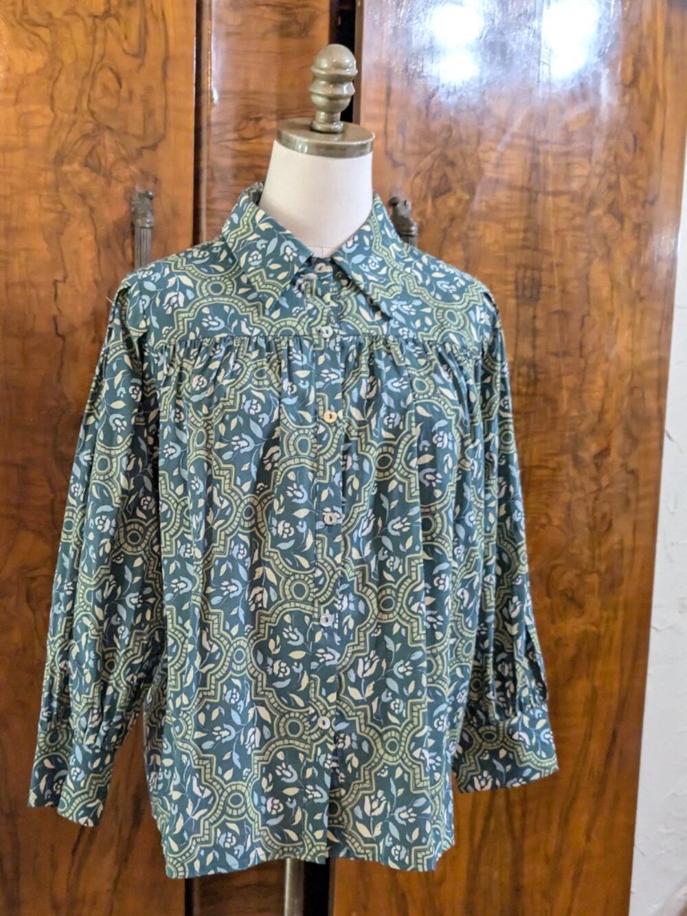 AVARA Flores Top S Green Medallion Tile Print Boho Peasant Blouse Bishop Sleeve - Picture 2 of 7